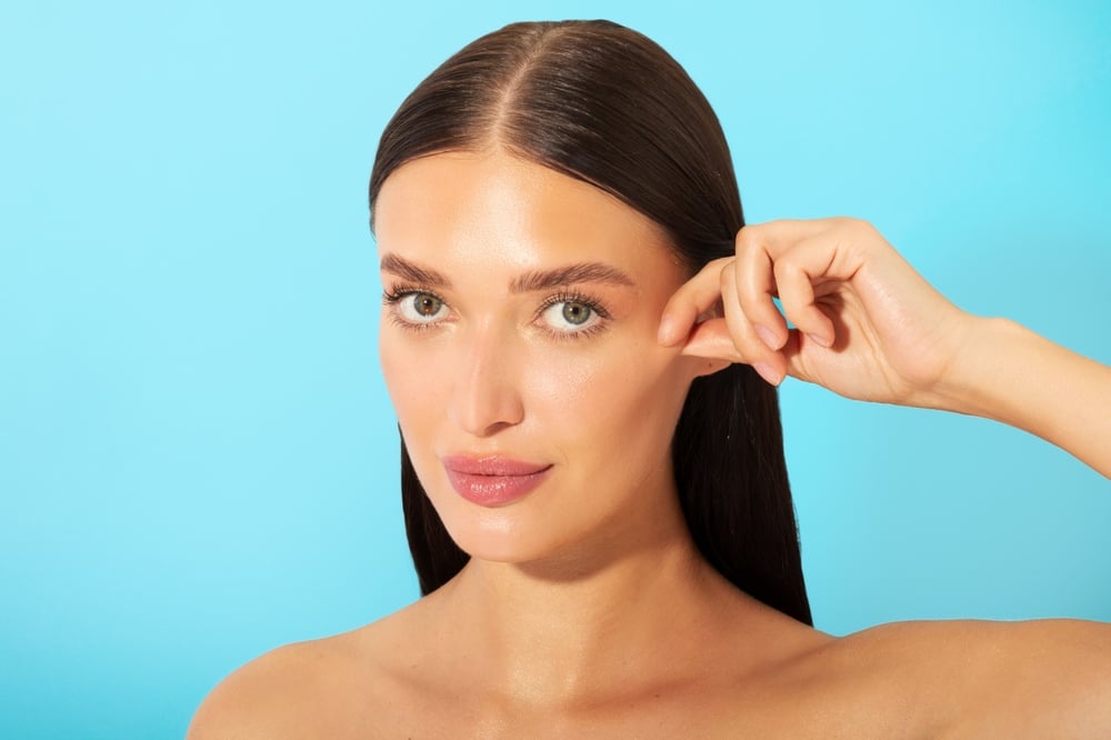ใบหน้าของหญิงสาวแลดูตึงกระชับ หลังเข้ารับโปรแกรมเติมสารกระตุ้น Biostimulator